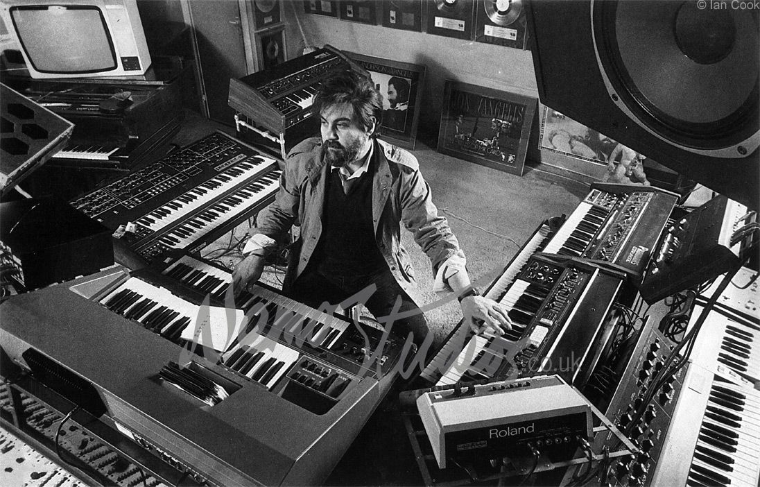 Morreu Vangelis, compositor de música eletrónica e autor das bandas sonoras  de Momentos de Glória e Blade Runner - Showbiz - SAPO Mag