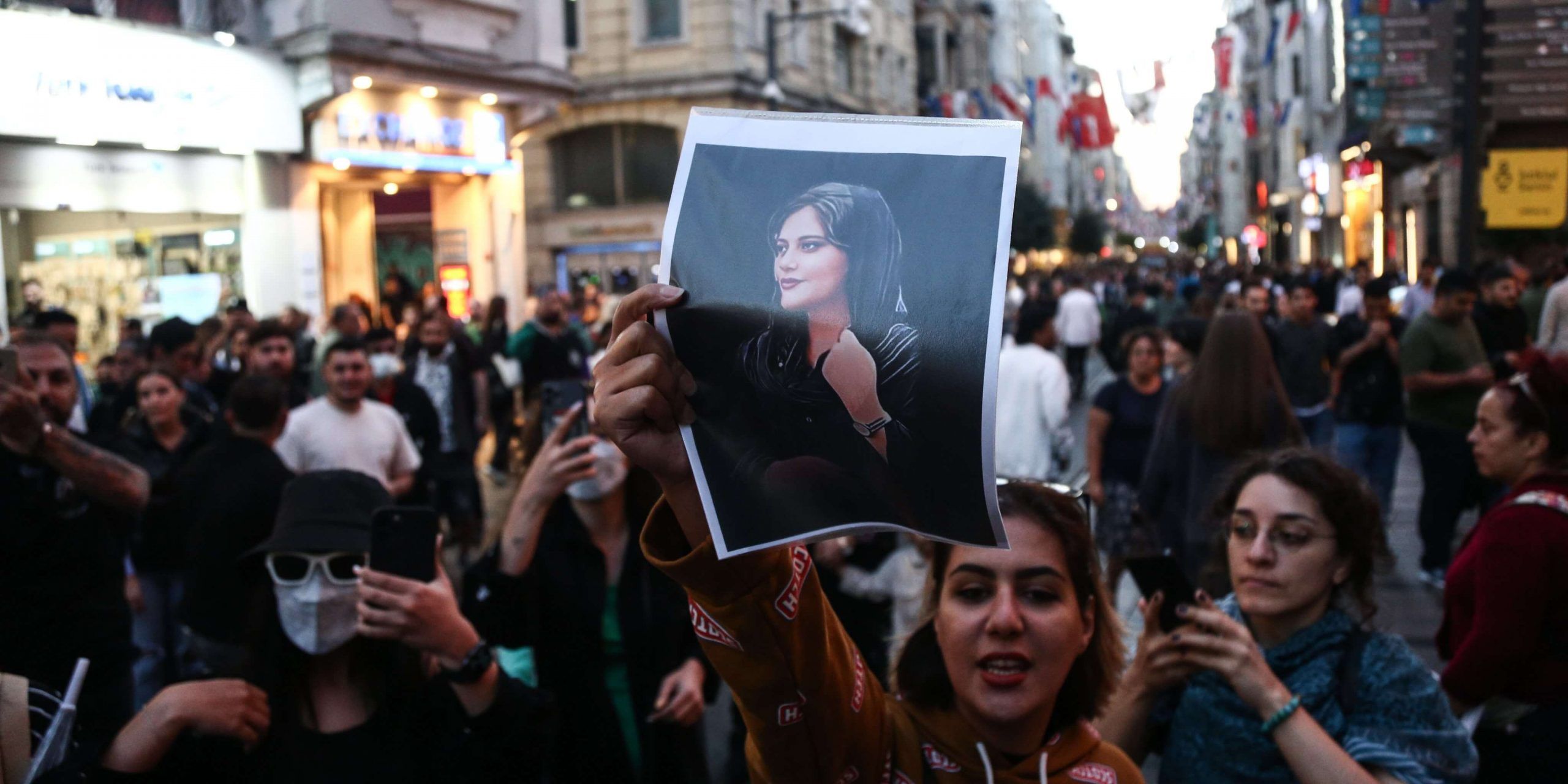 Protestos nas ruas do Irão