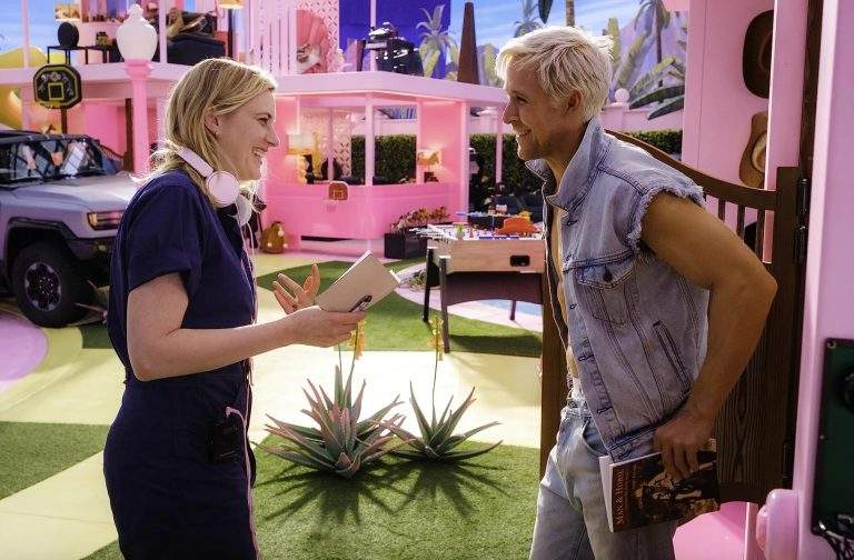 A realizadora Greta Gerwig (à esquerda) e o ator Ryan Gosling (à direita), durante as filmagens de "Barbie"