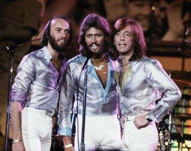 The Bee Gees, banda britânica composta por três irmãos: Barry, Robin e Maurice Gibb.