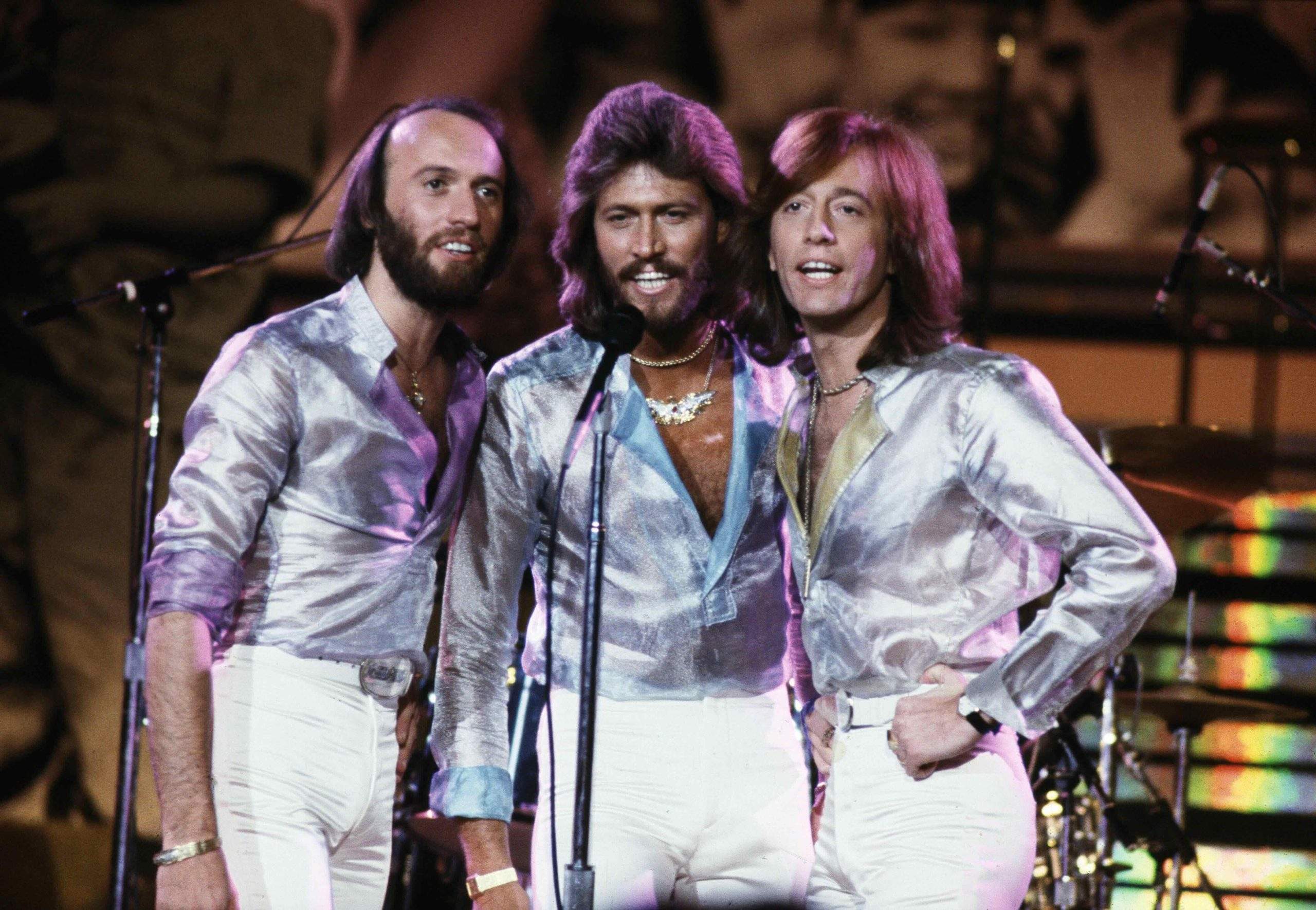 The Bee Gees, banda britânica composta por três irmãos: Barry, Robin e Maurice Gibb.