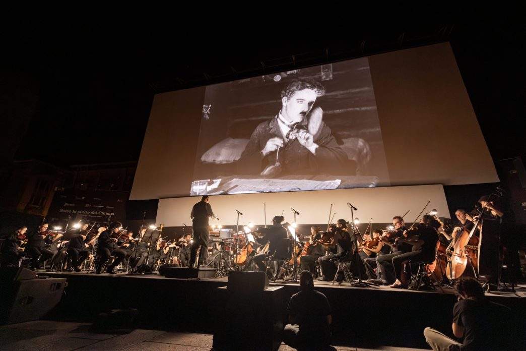 Exibição de "A Quimera do Ouro", de Charlie Chaplin, na Piazza Maggiore