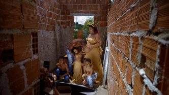 "Tijolo por Tijolo", Victória Álvares e Quentin Delaroche