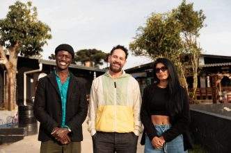 Os atores Welket Bungué e Zahỳ Tentehar, ao lado do diretor Aly Muritiba no set de filmagens de "Nova Éden", no Paraná © Letícia Futata