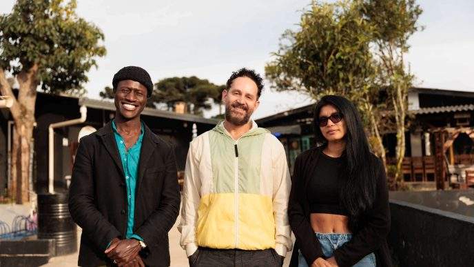 Os atores Welket Bungué e Zahỳ Tentehar, ao lado do diretor Aly Muritiba no set de filmagens de "Nova Éden", no Paraná © Letícia Futata
