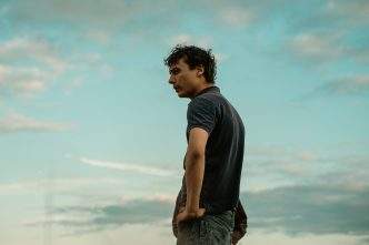 "Urchin - Pelas Ruas de Londres", de Harris Dickinson