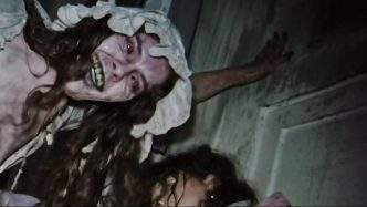 "V/H/S/Halloween" Passos no Escuro
